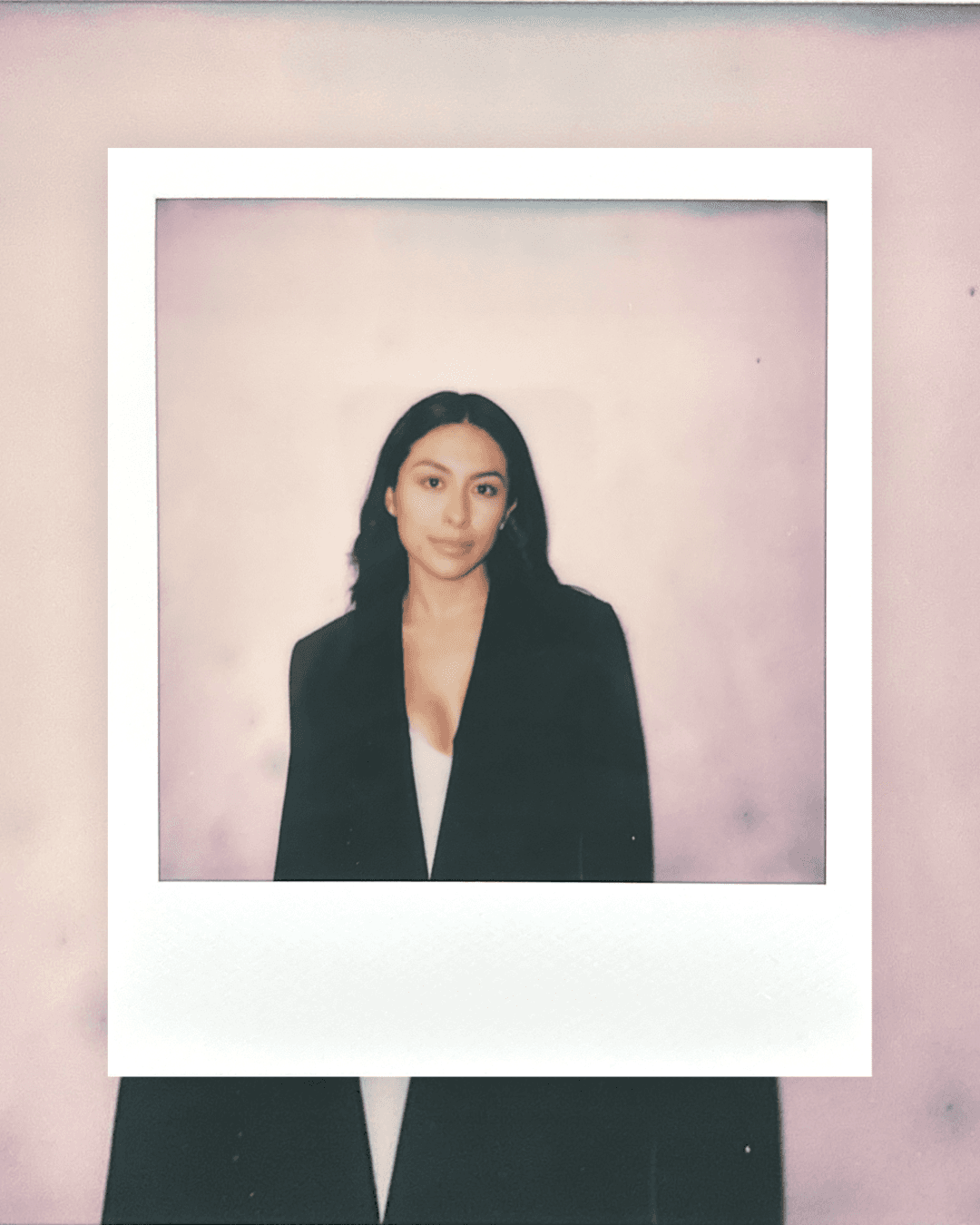 Polaroid of Carol Martinez, creadora ugc bilingüe